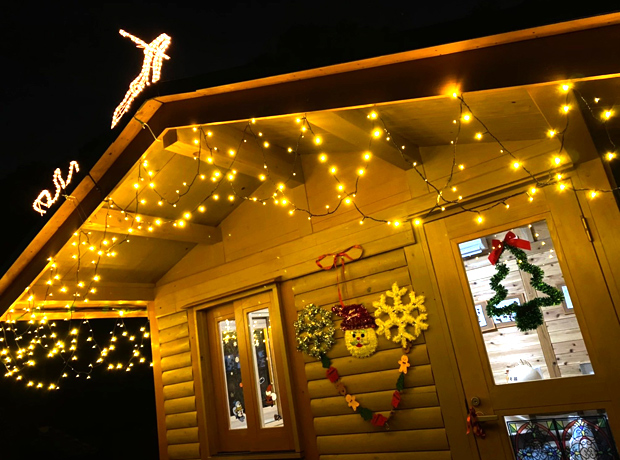 飾り付けたログハウス