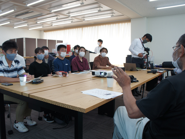 内田社長のお話に聞き入ります