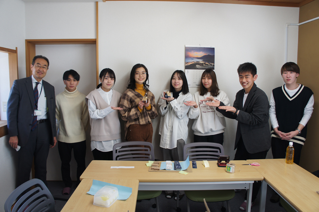 和田先生＆ジャムのラベル貼りに集まった学生たち